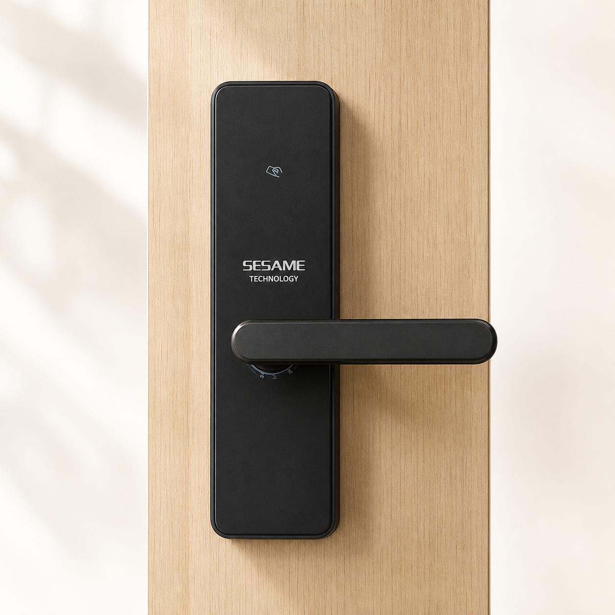 Serrure noire Sesame Hôtelière installée sur une porte d’hôtel